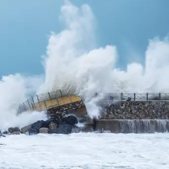 Maltempo, la furia del mare distrugge il molo “Pizzapundi” a Pizzo: il video