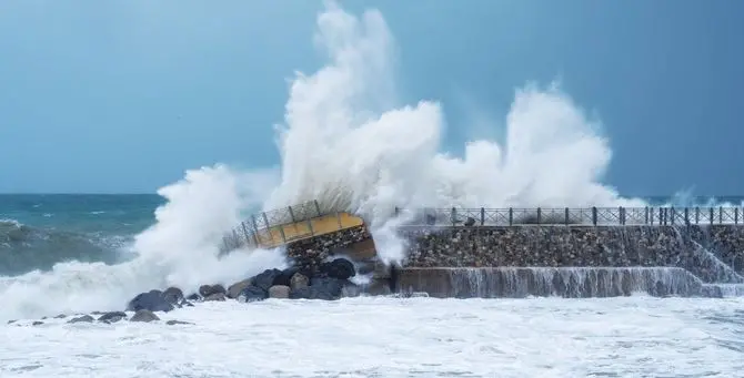 Maltempo, la furia del mare distrugge il molo “Pizzapundi” a Pizzo: il video