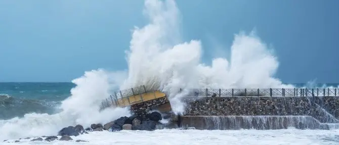 Maltempo, la furia del mare distrugge il molo “Pizzapundi” a Pizzo: il video