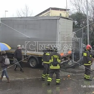Viene aggredito e finisce con il camion contro la cancellata, incidente a Cosenza