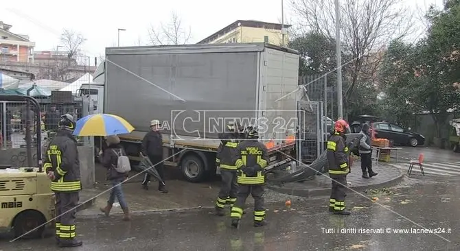 Viene aggredito e finisce con il camion contro la cancellata, incidente a Cosenza