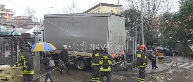 Viene aggredito e finisce con il camion contro la cancellata, incidente a Cosenza
