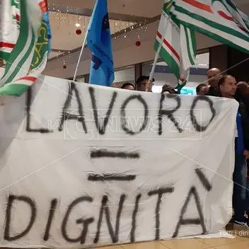 La protesta dei lavoratori Carrefour di Crotone si sposta al Due Mari