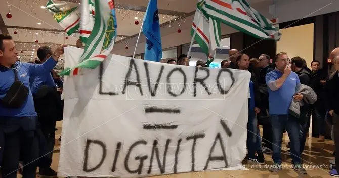 La protesta dei lavoratori Carrefour di Crotone si sposta al Due Mari