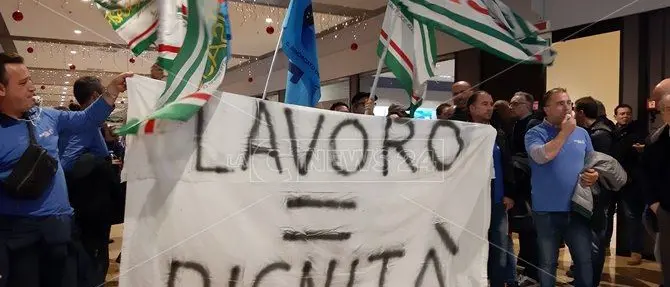 La protesta dei lavoratori Carrefour di Crotone si sposta al Due Mari