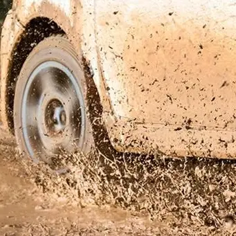 Famiglia intrappolata in auto da un fiume di fango: salvati dai carabinieri