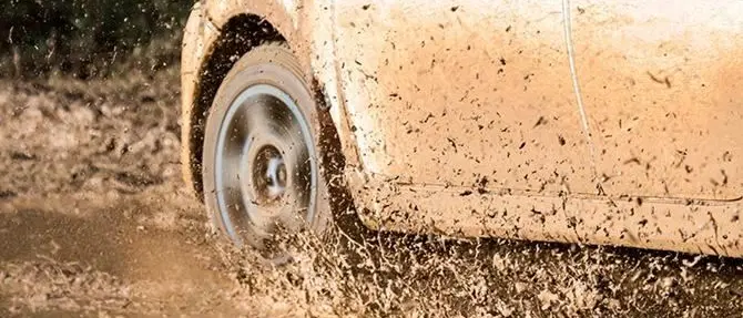 Famiglia intrappolata in auto da un fiume di fango: salvati dai carabinieri