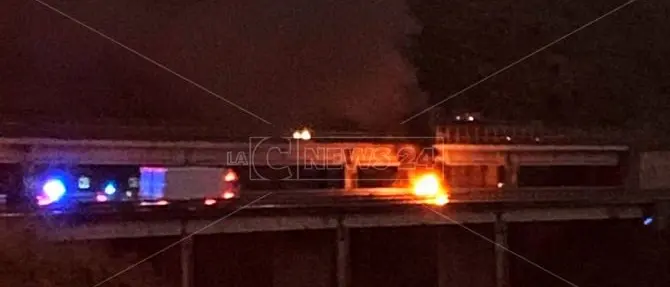 Auto in fiamme tra Cosenza e Rogliano, a bordo anche dei bambini