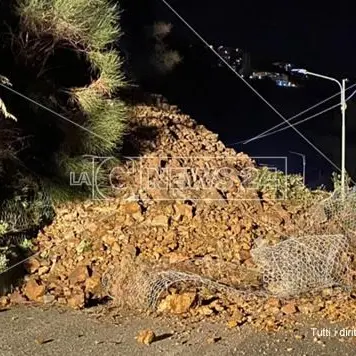 Frana invade la strada, attimi di paura a Catanzaro
