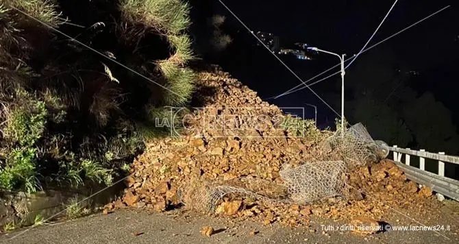 Frana invade la strada, attimi di paura a Catanzaro