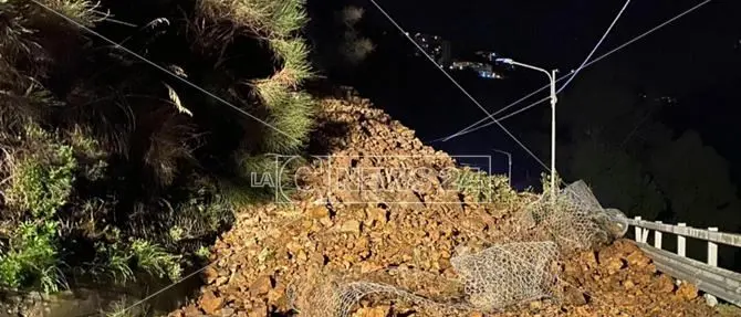 Frana invade la strada, attimi di paura a Catanzaro