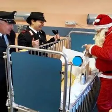 Natale in corsia, i piccoli degenti dell'ospedale di Cosenza incontrano i carabinieri forestali