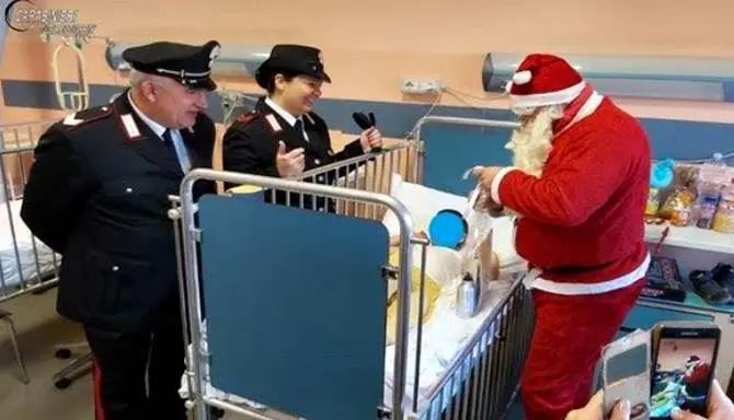 Natale in corsia, i piccoli degenti dell'ospedale di Cosenza incontrano i carabinieri forestali