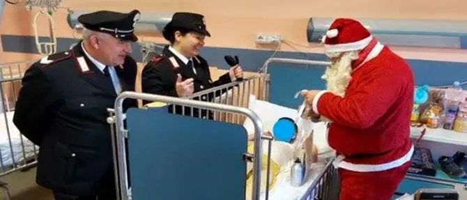 Natale in corsia, i piccoli degenti dell'ospedale di Cosenza incontrano i carabinieri forestali