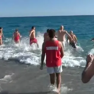 Tuffo in mare a Locri per festeggiare Santo Stefano: il video