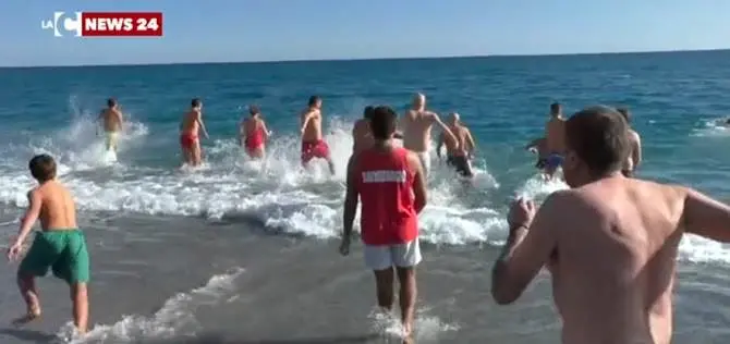 Tuffo in mare a Locri per festeggiare Santo Stefano: il video