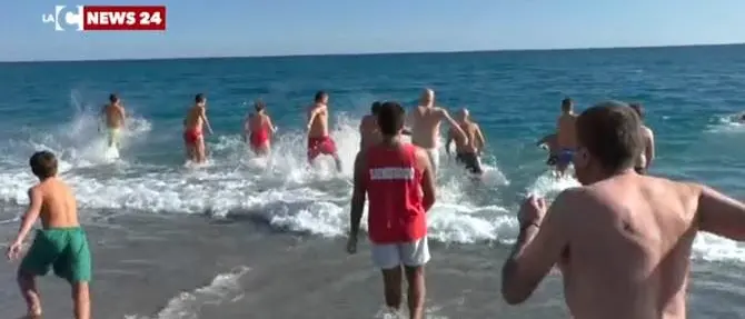 Tuffo in mare a Locri per festeggiare Santo Stefano: il video