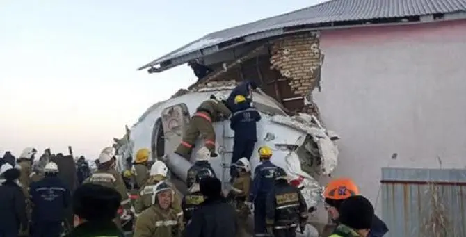 Aereo precipita in Kazakistan, decine di morti e feriti