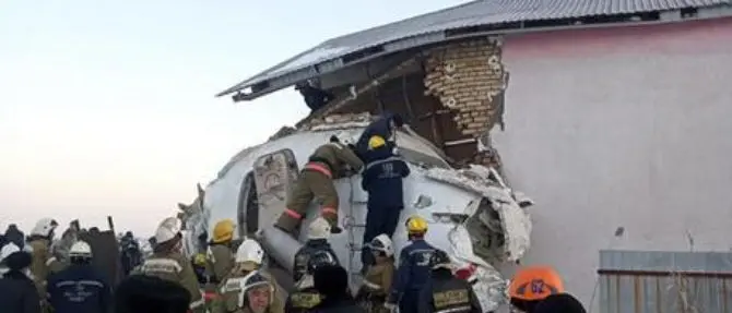 Aereo precipita in Kazakistan, decine di morti e feriti