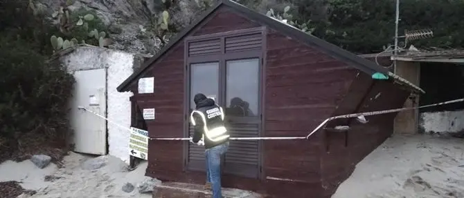 Capo Vaticano, immobili abusivi sequestrati sulla spiaggia di Grotticelle