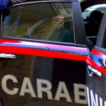Picchia, minaccia i familiari e incendia la casa della madre: arrestato
