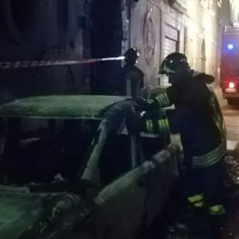 Nicotera, due auto e un portone in fiamme: salvata una persona