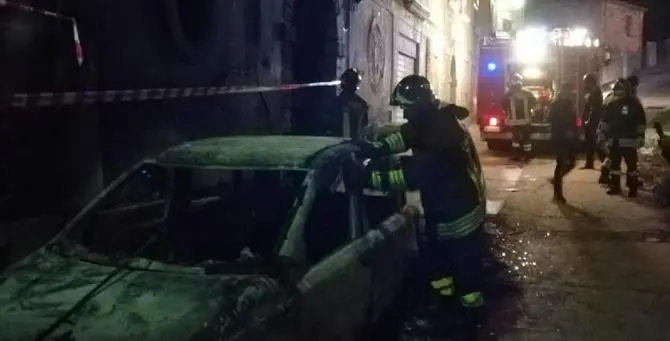 Nicotera, due auto e un portone in fiamme: salvata una persona