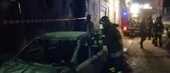 Nicotera, due auto e un portone in fiamme: salvata una persona