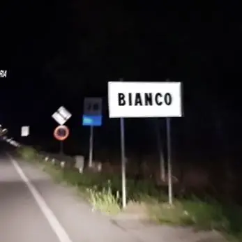 Sparano con una scacciacani davanti a un bar e postano il video sui social