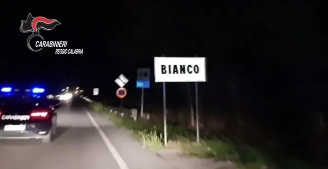 Sparano con una scacciacani davanti a un bar e postano il video sui social