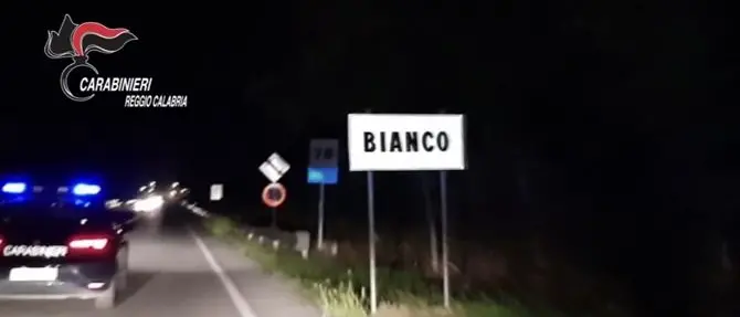 Sparano con una scacciacani davanti a un bar e postano il video sui social