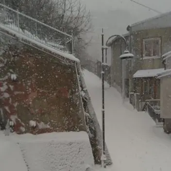 Calabria imbiancata, il Catanzarese si sveglia sotto la neve: il video