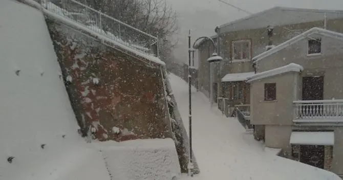 Calabria imbiancata, il Catanzarese si sveglia sotto la neve: il video