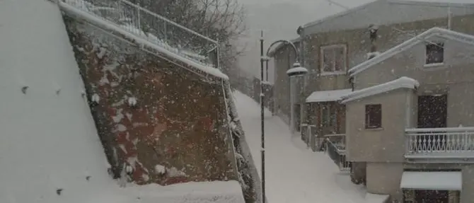 Calabria imbiancata, il Catanzarese si sveglia sotto la neve: il video