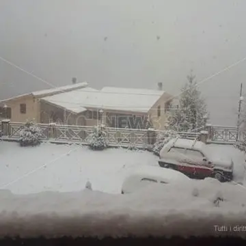 Lo spettacolo della neve in Calabria, fiocchi a bassa quota anche a Cosenza