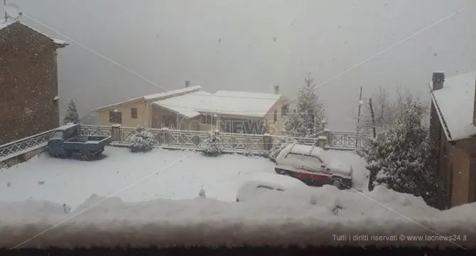 Lo spettacolo della neve in Calabria, fiocchi a bassa quota anche a Cosenza