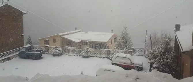 Lo spettacolo della neve in Calabria, fiocchi a bassa quota anche a Cosenza