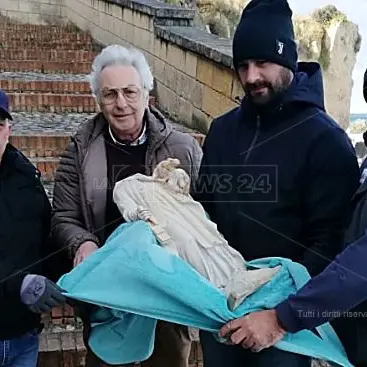 Scultore si offre per restaurare la statua della Madonna decapitata a Briatico