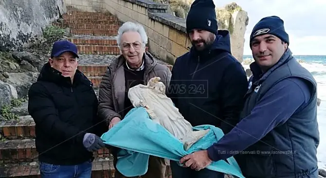 Scultore si offre per restaurare la statua della Madonna decapitata a Briatico