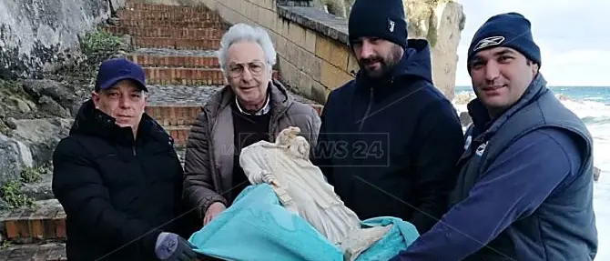Scultore si offre per restaurare la statua della Madonna decapitata a Briatico