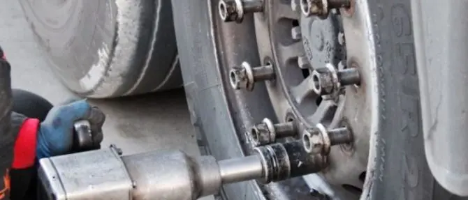 Esplode una gomma: muore decapitato un operaio nel Bolognese