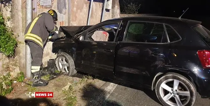 Incidente a Borgia, auto perde il controllo e finisce contro un muro: un morto