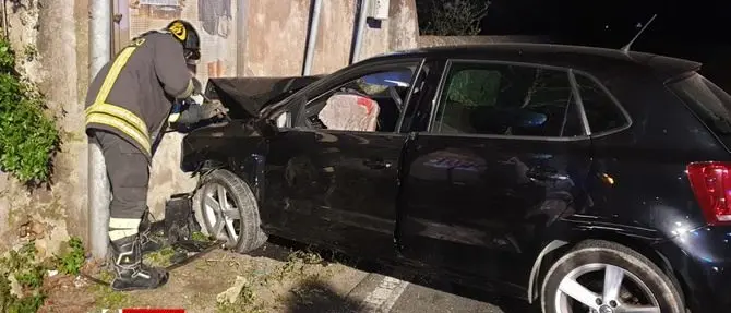 Incidente a Borgia, auto perde il controllo e finisce contro un muro: un morto