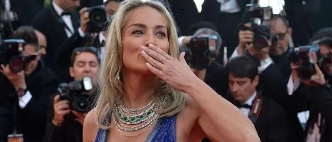 Sharon Stone cerca l’amore online ma l’app d'incontri la blocca: «Non sono un fake»