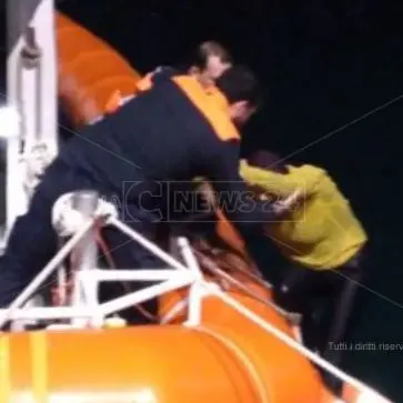 Si getta nelle acque del porto di Vibo Marina, donna salvata dalla Guardia costiera
