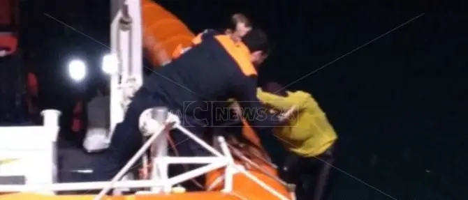 Si getta nelle acque del porto di Vibo Marina, donna salvata dalla Guardia costiera