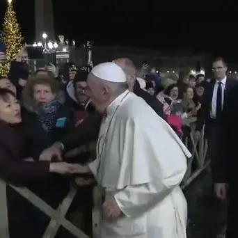 Il Papa strattonato schiaffeggia la mano di una fedele, il video divide il web