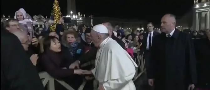 Il Papa strattonato schiaffeggia la mano di una fedele, il video divide il web
