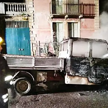 Incendio distrugge un camion, notte di fuoco a Mileto