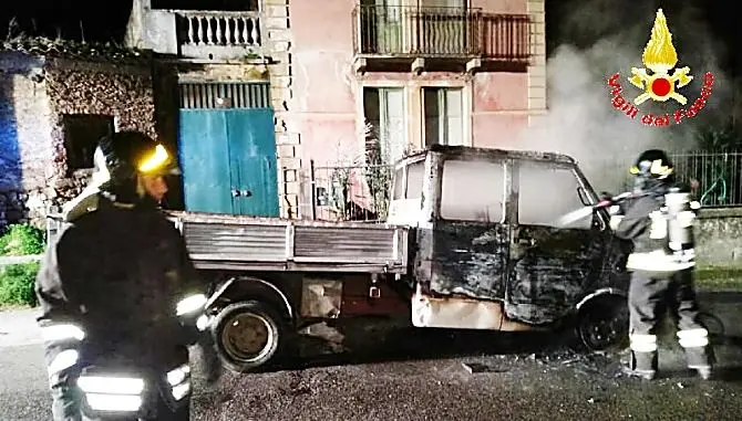 Incendio distrugge un camion, notte di fuoco a Mileto